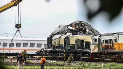 BREAKING NEWS: Kereta vs Kereta Terjadi di Bandung, Gerbong sampai Terangkat dan Hancur!