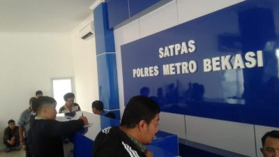 Petugas Satpas Restro Bekasi Sigap Layani Pemohon SIM