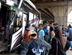 Hindari Kenaikan Harga Tiket Bus, Pemudik Mulai Padati Agen Bus di Cikarang