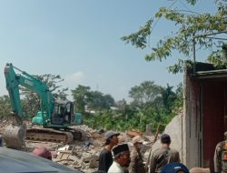Puluhan Bangunan Liar di Bantaran Kali CBL Ditertibkan Satpol PP