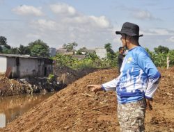 Kades Tridayasakti Cek Normalisasi dan Tanam Ratusan Pohon di Bantaran Kali Srengseng