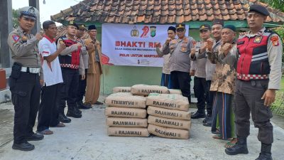 Polsek Serang Baru Bagikan 50 Sak Semen untuk Pembangunan Masjid