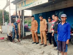 Cegah Banjir, Kades Tridayasakti Bongkar Drainase Mampet