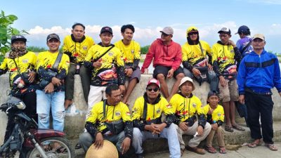Kemunitas Mancing di Pemalang “Turun Gunung” Lakukan Pengurukan Jalan Rusak