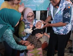 Ketua TP PKK Kota Bekasi Tinjau Langsung Pemberian Vitamin A di Aren Jaya