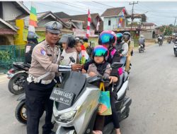 Polres PALI Sumsel Bagikan Bendera ke Pengguna Jalan