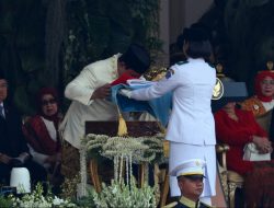 Momen Prabowo Cium Bendera Merah Putih Sebelum Dikibarkan pada Upacara HUT RI ke-80